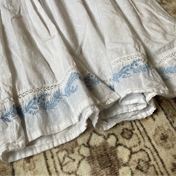 White and Blue Flowy Breezy Floral Praire Dress - Picture 2 of 8